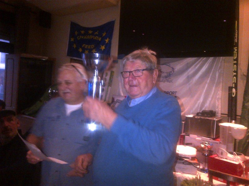 IMG-20170108-01194.jpg - Dolgelukkige Hubert met zoveelste clubtrofee